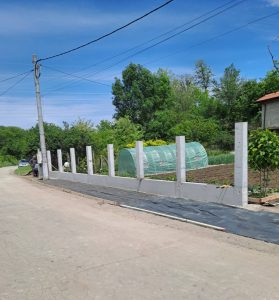 Betonzaun im Gebiet Gazibaba, Dobritsch – Foto 1