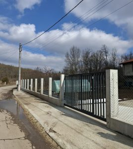 Betonzaun im Gebiet Gazibaba, Dobritsch – Foto 3