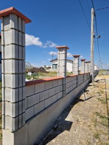 Zaun aus hochwertigen Blöcken, Jarebitschna – Foto 2