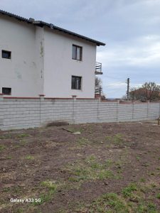 Zaun aus Betonblöcken in Rogatschewo – Foto 3