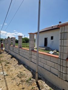 Zaun aus hochwertigen Blöcken, Jarebitschna – Foto 3