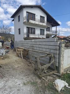 Zaun aus Betonblöcken in Rogatschewo – Foto 6