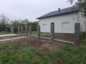 Betonzaun mit Feinsteinzeug in Slaveevo – Foto 2