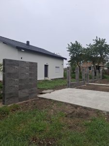 Betonzaun mit Feinsteinzeug in Slaveevo – Foto 1